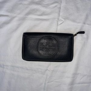 Tory Burch black zip up wallet 💵